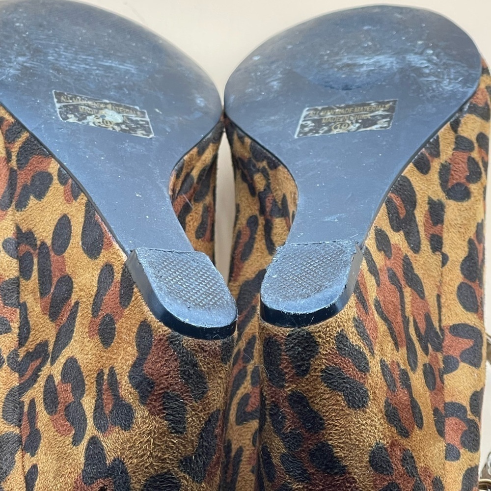 Chase & Chloe Emmy Mary Jane Wedge Pump
LEOPARD, Size 10, Preowned condition - Picture 10 of 10